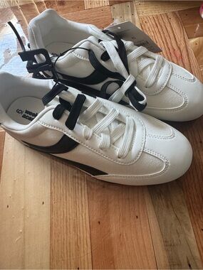 Women's White Sneakers with Black Accents - Classic Casual Trainer